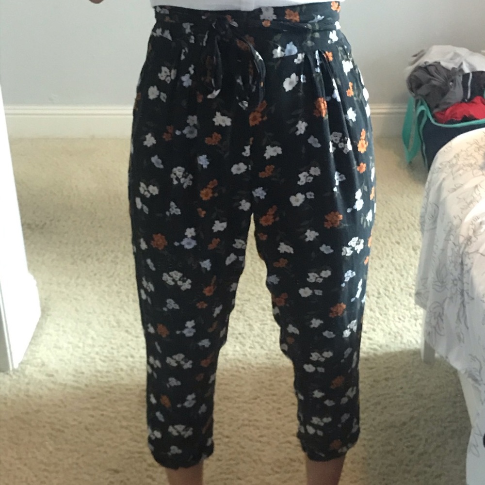 American Eagle flowy floral 3/4 pants